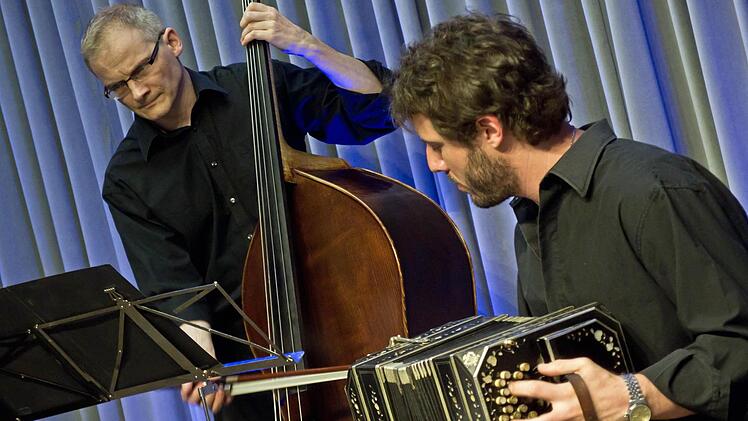 Dietmar Engels am Kontrabass und Matias Gonzales am KontrabassFoto: Jochen Berger