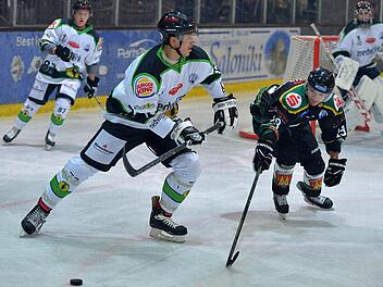 Alligators-Verteidiger Markus Babinsky (Mitte) vertändelte Anfang des zweiten Drittels den Puck und ermöglichte so den 1:0-Führungstreffer der Gäste aus Moosburg. Fotos: Picturedreams