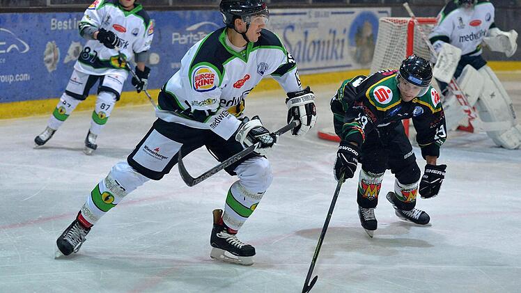 Alligators-Verteidiger Markus Babinsky (Mitte) vertändelte Anfang des zweiten Drittels den Puck und ermöglichte so den 1:0-Führungstreffer der Gäste aus Moosburg. Fotos: Picturedreams