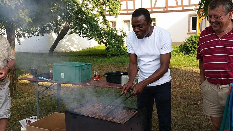 Gerne betätigte sich der Arzt und Priester Kiluiba-Muanda bei Grillfesten des Sportvereins in Scheuerfeld als Bratwurst-Grillmeister. Foto: Harald Dütsch