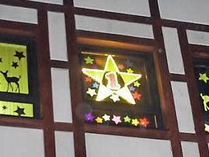 Das erste Adventsfenster wird traditionell im Stockheimer Rathaus beleuchtet.  Foto: Heike Schülein