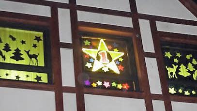 Das erste Adventsfenster wird traditionell im Stockheimer Rathaus beleuchtet.  Foto: Heike Schülein