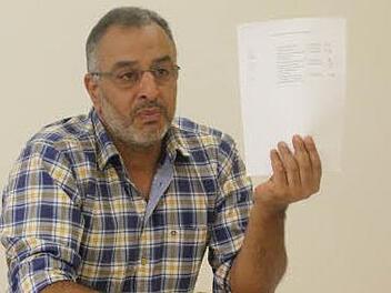 Jaweed Abo-Shawish mit einem Kostenschlüsselformular: Gibt er diese Kostenschlüssel nicht an, rechnet er falsch ab. Gibt er sie an, betreut er rechnerisch zu viele Patienten. Foto: Simone Bastian
