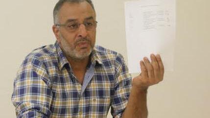 Jaweed Abo-Shawish mit einem Kostenschlüsselformular: Gibt er diese Kostenschlüssel nicht an, rechnet er falsch ab. Gibt er sie an, betreut er rechnerisch zu viele Patienten. Foto: Simone Bastian