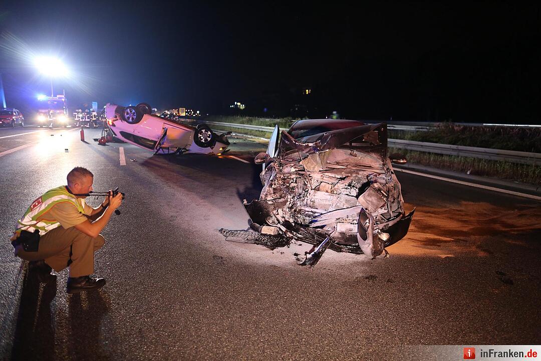 Golf rast in Unfallstelle auf A3