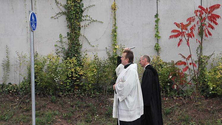 Pater Michael (links) und Pfarrer Martin Popp-Posekardt weihen und segnen den neuen Radweg zwischen Maroldsweisach und Ermershausen. Foto: Helmut Will