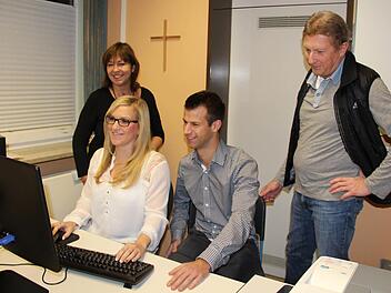Sillina Höps und Markus Uri berichten den Lehrkräften Beate Ehbauer-Dörres und Peter Kittel im Computerraum der Schule von ihrem Werdegang. Foto: Johanna Blum