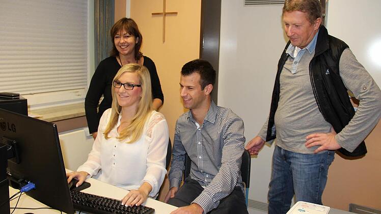 Sillina Höps und Markus Uri berichten den Lehrkräften Beate Ehbauer-Dörres und Peter Kittel im Computerraum der Schule von ihrem Werdegang. Foto: Johanna Blum