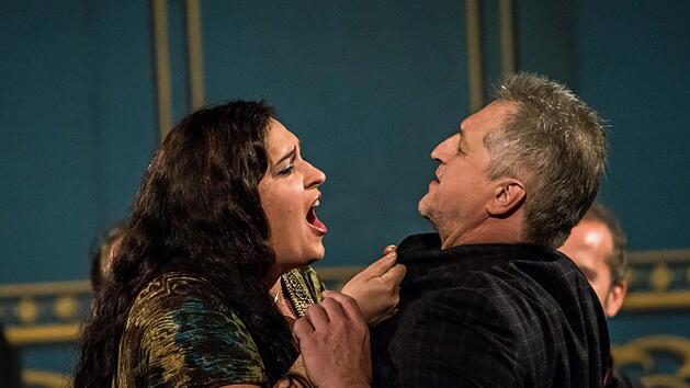 Dramatische Auseinandersetzungen kennzeichnen Puccinis "Tosca". Das Werk kommt am 30. Spetember als Neuinszenierung auf die B&uuml;hne des Landestheaters. Hier eine Proben-Szene mit Celeste Siciliano als Tosca und Michael Lion als Scarpia.Foto: Jochen Berger