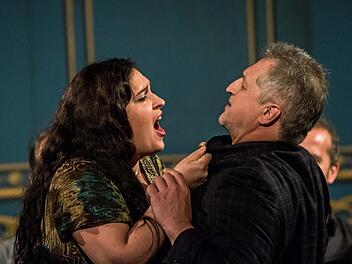 Dramatische Auseinandersetzungen kennzeichnen Puccinis "Tosca". Das Werk kommt am 30. Spetember als Neuinszenierung auf die Bühne des Landestheaters. Hier eine Proben-Szene mit Celeste Siciliano als Tosca und Michael Lion als Scarpia.Foto: Jochen Berger