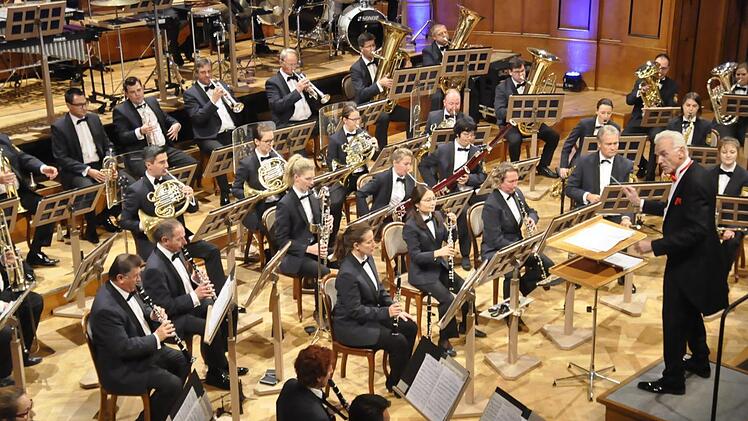 Das Polizeiorchester Bayern unter der Leitung von Prof. Johann Mösenbichler tut sich schwer, in die großen musikalischen Fußstapfen früherer Orchesterleiter zu treten, die sie hinterlassen haben. Foto: Peter Klopf