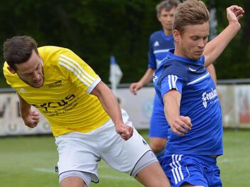 Schon beim 0:0 im Hinspiel ging es zwischen dem FC Mitwitz und dem TSV Ebensfeld hart zur Sache, wie hier im Zweikampf zwischen dem FC-Spieler Lukas Wrzyciel (blaues Trikot) und dem Ebensfelder Dominik Eideloth.  Foto: Günther Czepera,Archiv