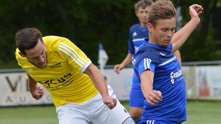 Schon beim 0:0 im Hinspiel ging es zwischen dem FC Mitwitz und dem TSV Ebensfeld hart zur Sache, wie hier im Zweikampf zwischen dem FC-Spieler Lukas Wrzyciel (blaues Trikot) und dem Ebensfelder Dominik Eideloth.  Foto: Günther Czepera,Archiv