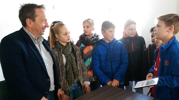 Schülersprecher Noah Vogler überreicht eine von der Computer-AG produzierte DVD über die Marktgemeinde Marktrodach an Bürgermeister Norbert Gräbner.privat