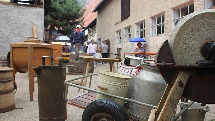 In einem Hof waren landwirtschaftliche Geräte ausgestellt.
