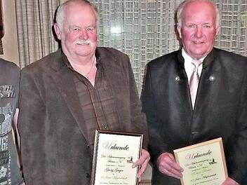 Für vierzigjährige Treue wurden Vorsitzender Georg Geiger und Robert Fischer ausgezeichnet. Von links: 2. Vorsitzender Daniel Schüler, die Jubilare Georg Geiger und Robert Fischer sowie Bürgermeister Wolfgang Beiergrößlein.  Foto: Gerd Fleischmann
