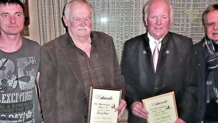 Für vierzigjährige Treue wurden Vorsitzender Georg Geiger und Robert Fischer ausgezeichnet. Von links: 2. Vorsitzender Daniel Schüler, die Jubilare Georg Geiger und Robert Fischer sowie Bürgermeister Wolfgang Beiergrößlein.  Foto: Gerd Fleischmann