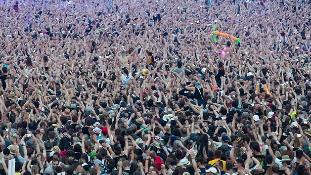 Eine junge Frau wurde bei Rock im Park 2019 Opfer eines sexuellen &Uuml;bergriffs. Symbolfoto: Daniel Karmann/dpa