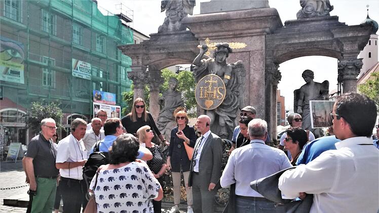 Die Stadtratsdelegation vor der Dreifaltigkeitssäule in Straubing. Foto: Sigismund von Dobschütz