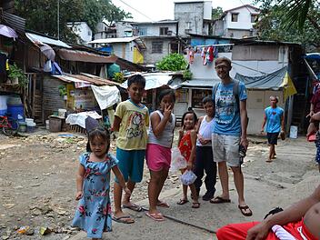 Markus Zwosta (rechts) hilft Slumbewohnern in Manila. Trotz "mulmigem Gefühl" und Sorgen um seine Familie in Neuses will der Franke gerade in der schweren Krisenzeit bei den Armen bleiben. Foto: privat