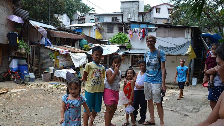 Markus Zwosta (rechts) hilft Slumbewohnern in Manila. Trotz "mulmigem Gefühl" und Sorgen um seine Familie in Neuses will der Franke gerade in der schweren Krisenzeit bei den Armen bleiben. Foto: privat