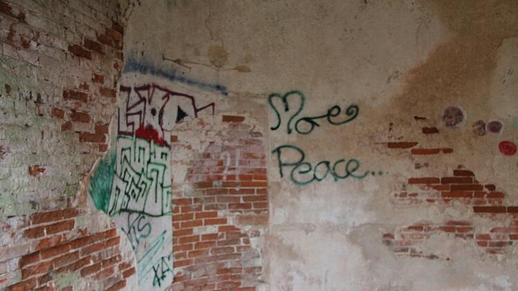 Am  Teepavillon  sind die  Wände beschmiert.