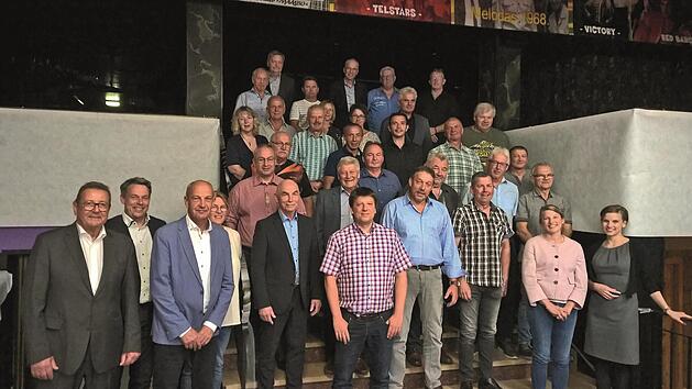 Die Arbeitsjubilare der Unternehmen Franken Maxit, Bergmann Kalk und Bergmann Logistik mit den gesch&auml;ftsf&uuml;hrenden Gesellschaftern und Gesch&auml;ftsf&uuml;hrer Hans-Dieter Groppweis und Sebastian Groppweis sowie Prokurist Reiner B&uuml;tterich.