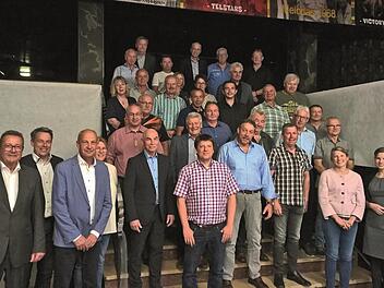 Die Arbeitsjubilare der Unternehmen Franken Maxit, Bergmann Kalk und Bergmann Logistik mit den geschäftsführenden Gesellschaftern und Geschäftsführer Hans-Dieter Groppweis und Sebastian Groppweis sowie Prokurist Reiner Bütterich.