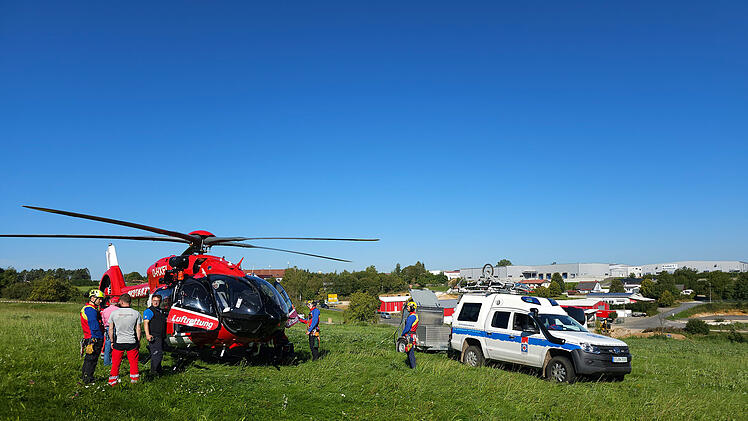 Pottenstein: Hubschrauber fliegt über Gebiet - Bergwacht übt Luftrettung
