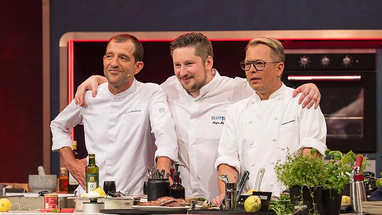 Für Mario Kotaska, Stefan Fäth und Martin Baudrexel (von rechts) begann es gut. Nach erstem Kochgang und Quiz zwackten sie Team Henssler zwei Finalminuten ab.