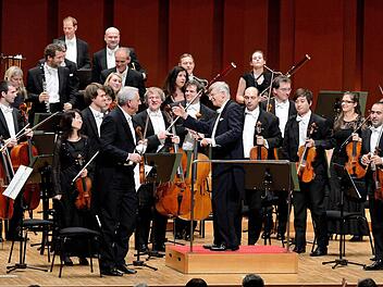 In Japan absolvierten die Bamberger Symphoniker ungewöhnliche Mammut-Programme. In Fukuoka führten sie unter Ehrendirigent Herbert Blomstedt nacheinander die 7. Symphonie von Ludwig van Beethoven und die 4. Symphonie von Anton Bruckner auf und wurden dafür enthusiastisch gefeiert. Foto: Kazuhisa Shiihara