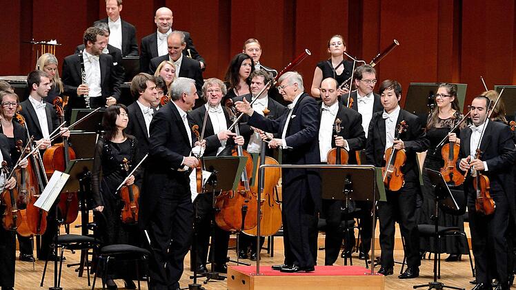 In Japan absolvierten die Bamberger Symphoniker ungewöhnliche Mammut-Programme. In Fukuoka führten sie unter Ehrendirigent Herbert Blomstedt nacheinander die 7. Symphonie von Ludwig van Beethoven und die 4. Symphonie von Anton Bruckner auf und wurden dafür enthusiastisch gefeiert. Foto: Kazuhisa Shiihara