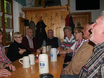 Karl Dörfler (r.) singt vor, die anderen stimmen mit ein. Fotos: Erlwein