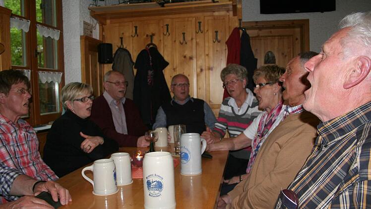 Karl Dörfler (r.) singt vor, die anderen stimmen mit ein. Fotos: Erlwein