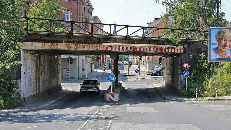 Die Geisfelder Unterführung ist eines von vier betagten Bauwerken, über deren Sanierung bzw. Neubau seit Langem nachgedacht und diskutiert wird. Fotos: Barbara Herbst/Archiv:Matthias Hoch, Ronald Rinklef