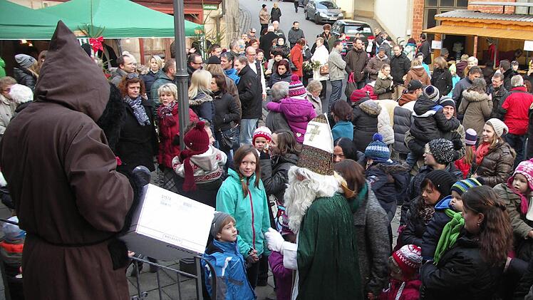 Am historischen Dorfbrunnenplatz feierten die Schwürbitzer ihren 20. Weihnachtsmarkt.