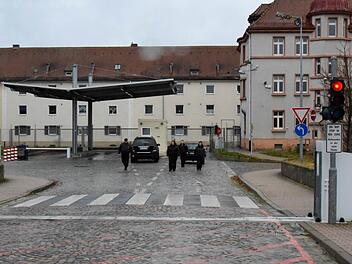 Ein Sicherheitsdienst bewacht das Konversionsgelände in Bamberg. Das ist auch notwendig. Foto: Ronald Rinklef
