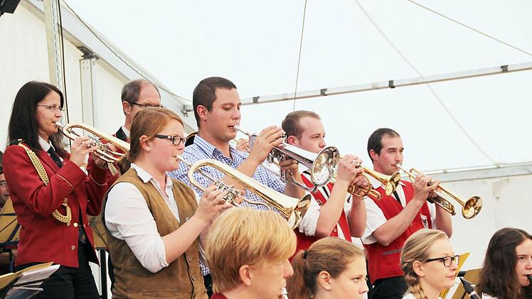Das Kreisorchester des Nordbayerischen Musikbundes begeisterte die zahlreichen Zuhörer beim Coburger "Lokalklang" im Festzelt auf dem Schlossplatz. Foto: Jochen Berger