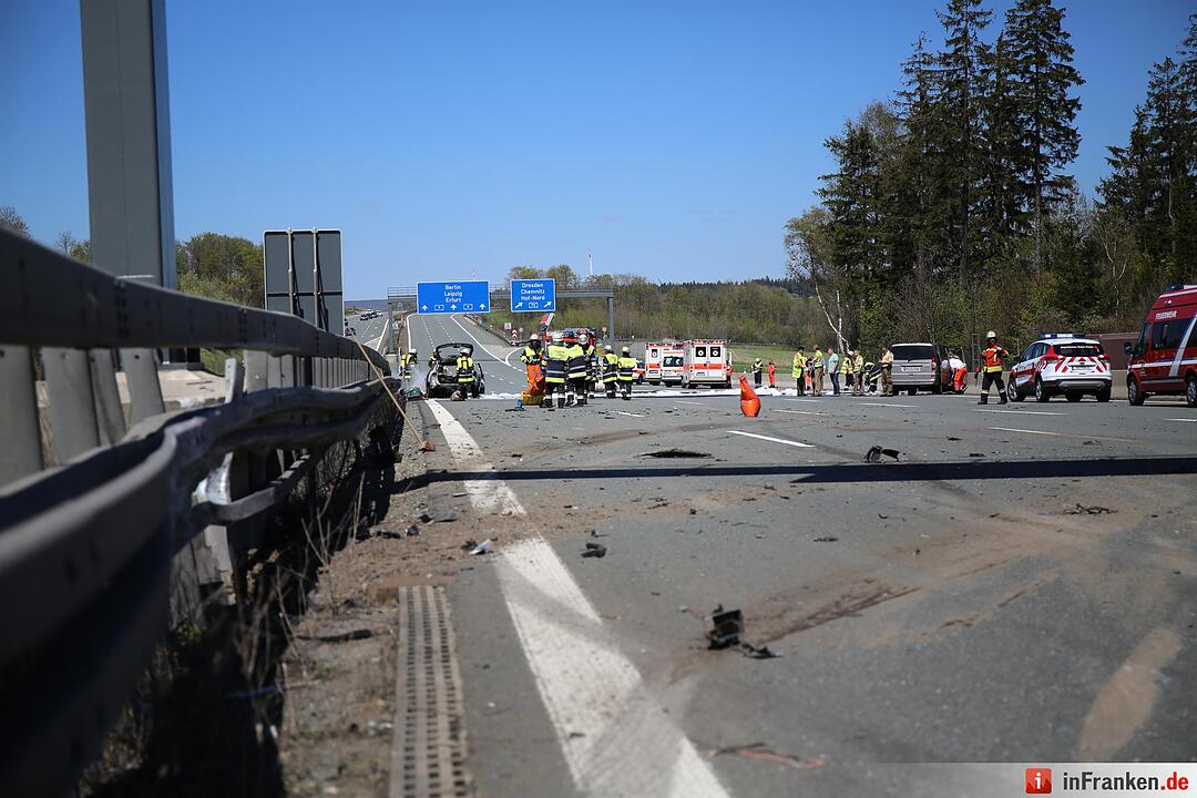Auto brennt nach Unfall auf A9 aus