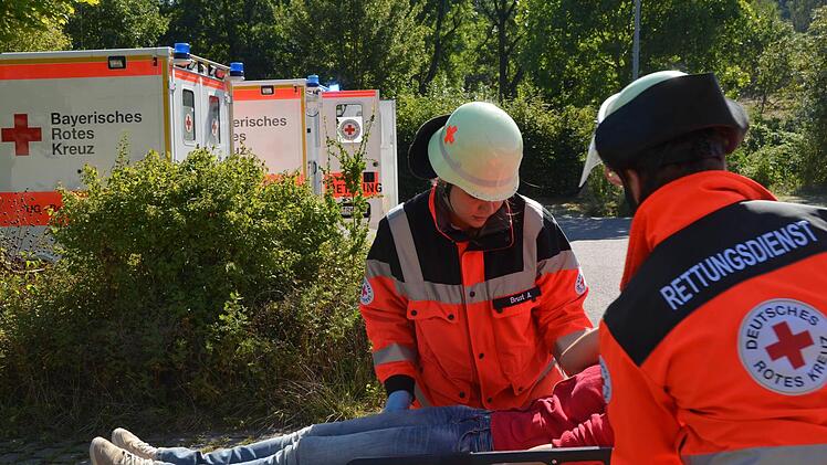 Unter realistischen Bedingungen übten die Feuerwehren aus Bad Kissingen, sowie Aschach und Oberthulba den Ernstfall.  Foto: Peter Rauch