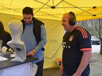 Stephan Stedefeld macht am Stand des Terzo Zentrums für Gehörtherapie und Hörgeräte einen Hörtest.  Foto: Daniela Pondelicek