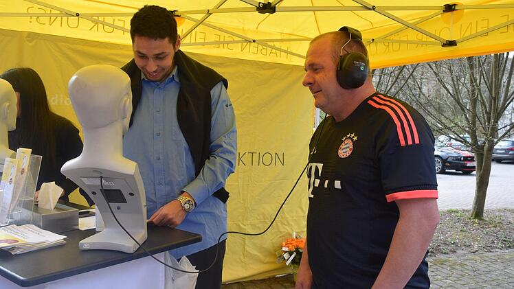 Stephan Stedefeld macht am Stand des Terzo Zentrums für Gehörtherapie und Hörgeräte einen Hörtest.  Foto: Daniela Pondelicek
