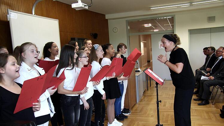 Der Schulchor unter Leitung von Nina Pörner eröffnete die Feierstunde. Foto: Richard Sänger