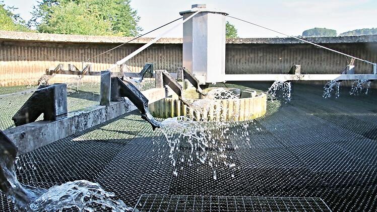 So rund, wie sie sich darstellt, lief es in der Kläranlage Junkersdorf in letzter Zeit nicht. Einiges musste nachgebessert werden, und auch derzeit scheinen noch nicht alle Probleme beseitigt zu sein. Foto: Helmut Will