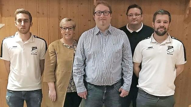 Der neue Vorstand (von links): Zweiter Vorsitzender Kevin Lang, Schriftführerin Simone Geiger, Vorsitzender Christian Engelhardt, Hauptkassier Thomas Zettl und Zweiter Vorsitzender Sebastian Scherbel Foto: H. Schülein