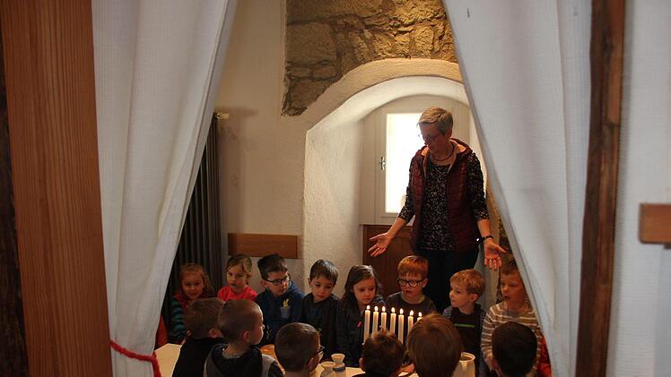 Annerose Simon macht die Ostergeschichte erlebbar.  Foto: Dunja Neupert
