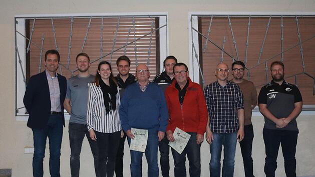 Vorsitzender Hergen Vollert (1hintere Reihe von links) ehrte langjährige Mitglieder: Nico Wilm, Peter Werner, Thomas Werner, Martin Werner, Jörg Wetterich (2. Vors.) sowie (vorne von links) Melissa Seufert, Egon Wetterich, Reinhard Erhard und Martin Greubel.  Foto: Stefan Seufert