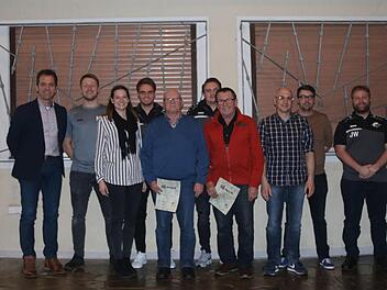 Vorsitzender Hergen Vollert (1hintere Reihe von links) ehrte langj&auml;hrige Mitglieder: Nico Wilm, Peter Werner, Thomas Werner, Martin Werner, J&ouml;rg Wetterich (2. Vors.) sowie (vorne von links) Melissa Seufert, Egon Wetterich, Reinhard Erhard und Martin Greubel.  Foto: Stefan Seufert