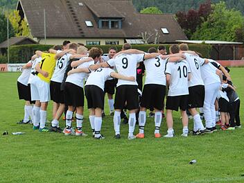 Die Mannschaft und die Fans der TSF Theisenort feiern den 4:0-Sieg beim SV Neuses, der ihnen den Meistertitel der Kreisklasse 2 bescherte.  Foto: Lisa Hümmer