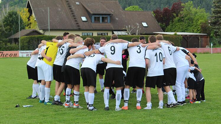 Die Mannschaft und die Fans der TSF Theisenort feiern den 4:0-Sieg beim SV Neuses, der ihnen den Meistertitel der Kreisklasse 2 bescherte.  Foto: Lisa Hümmer